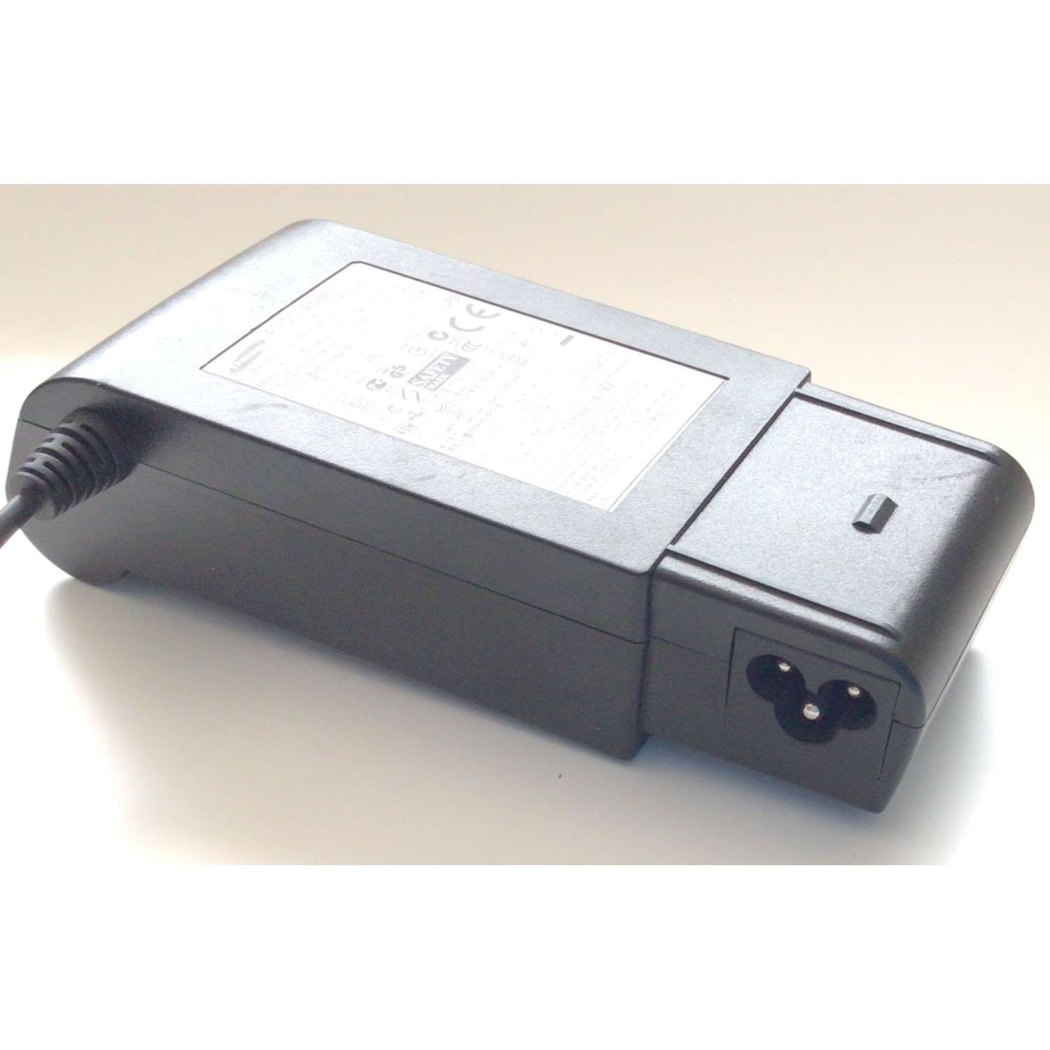 CARGADOR / ADAPTADOR DE FUENTE DE ALIMENTACION AC/DC SAMSUNG / NUMERO DE PARTE AD-304STN / SAA110587EA / ENTRADA VCA 100-240V~ 0.7A 50/60HZ / SALIDA VCD 14.0V 2.14A / 30W / MODELO AD-304STN / S22B300N / S22B300B / S22B300H - Imagen 3